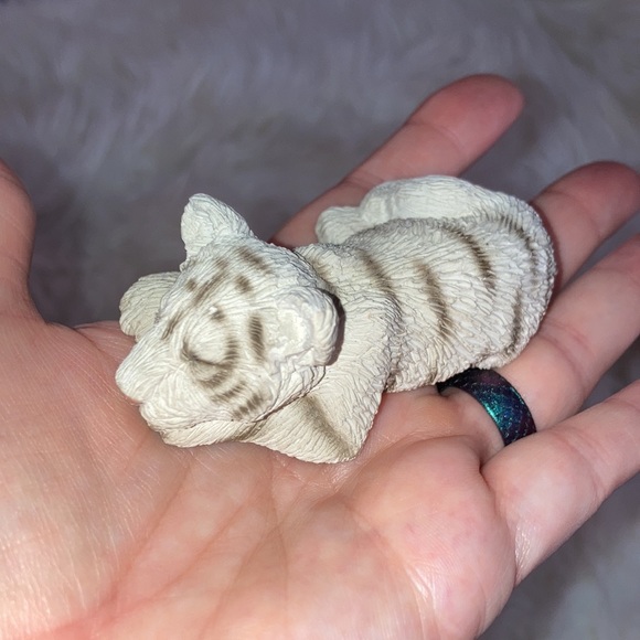 SANDICAST Vintage Sleeping White Tiger Cub Figurine - Picture 8 of 12